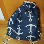 mochila de tela con cuerdas