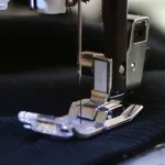 como cambiar aguja maquina coser