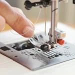 enhebrar aguja maquina coser