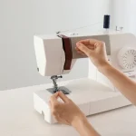 enhebrar hilo en aguja en maquina coser