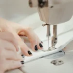 maquina de coser trabada